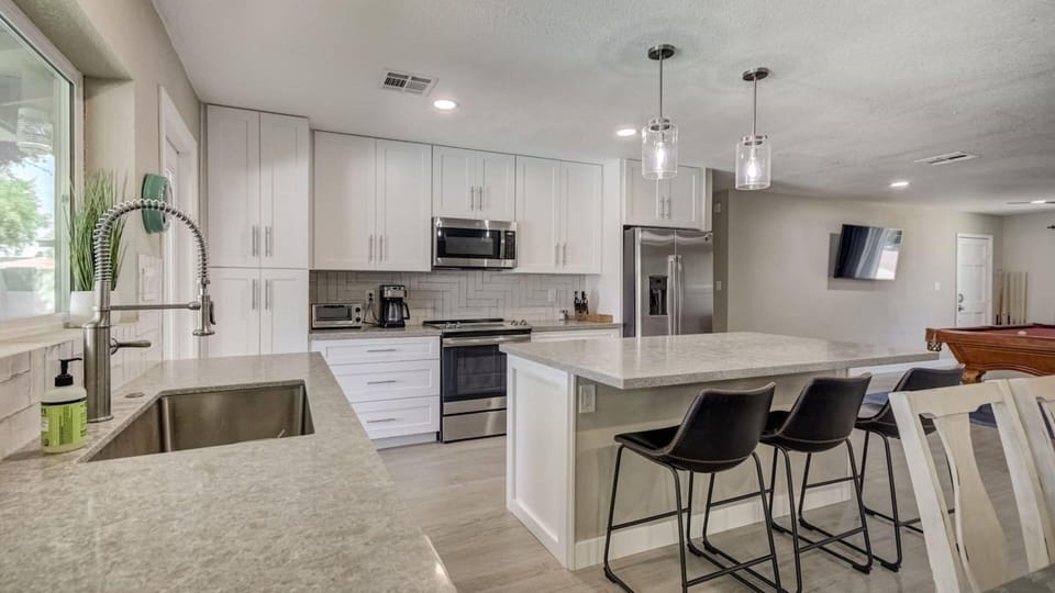 Studio (4 Bedrooms) | Private kitchen | Fridge, microwave, oven, stovetop