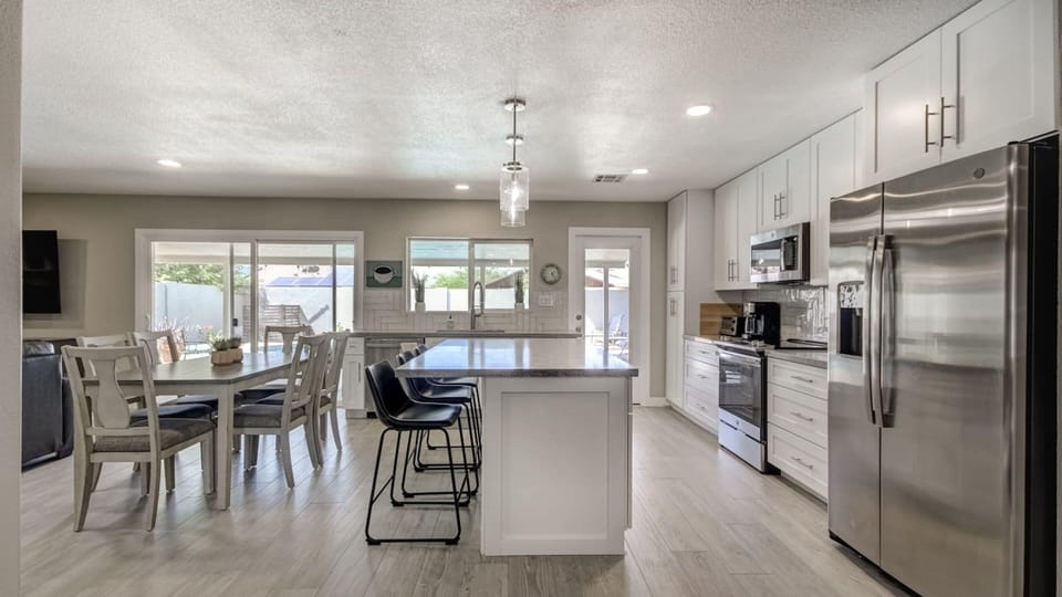 Studio (4 Bedrooms) | Private kitchen | Fridge, microwave, oven, stovetop