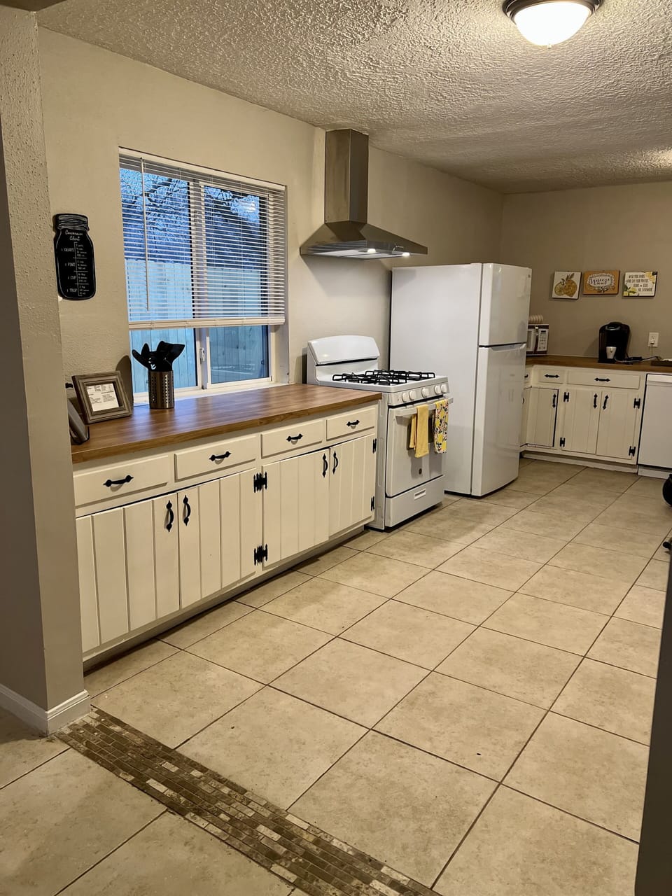 Fully equipped kitchen.