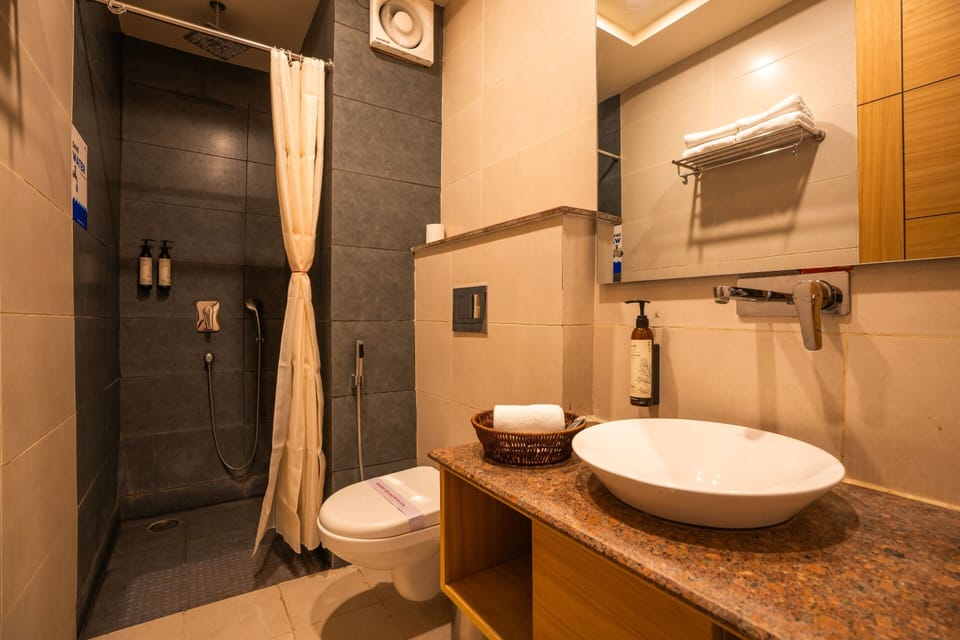 Deluxe Double Room B Wing | Bathroom | Shower, towels