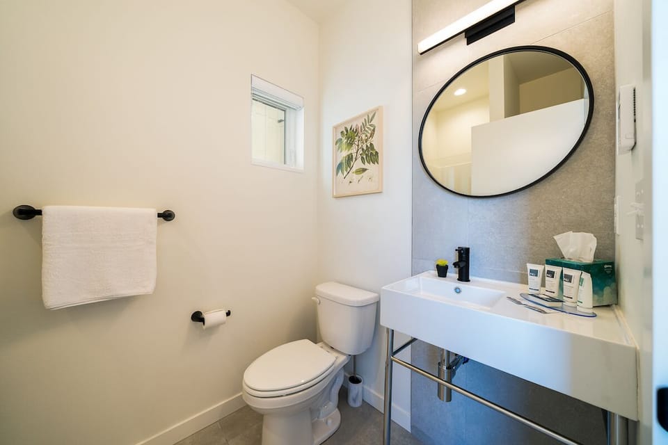 Guest Bath - Main Level