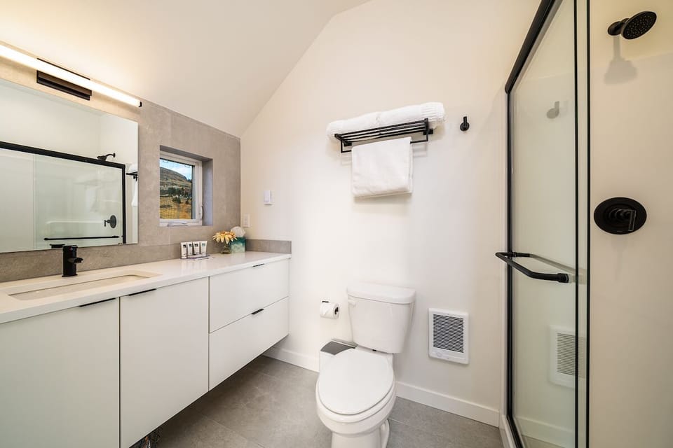 Guest Suite Bath 1