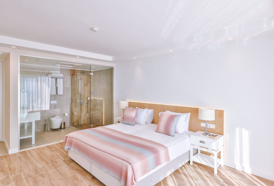 Suite -Özel Havuzlu | Bathroom | Shower, rainfall showerhead, free toiletries, hair dryer