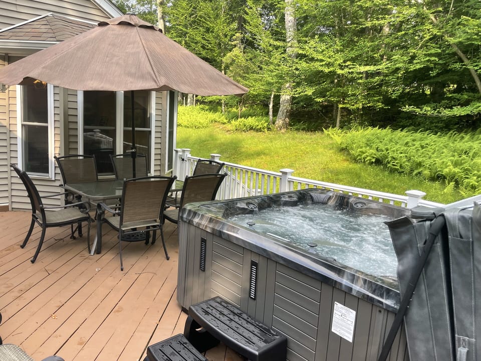 Hot tub (up to 6) and outdoor dining