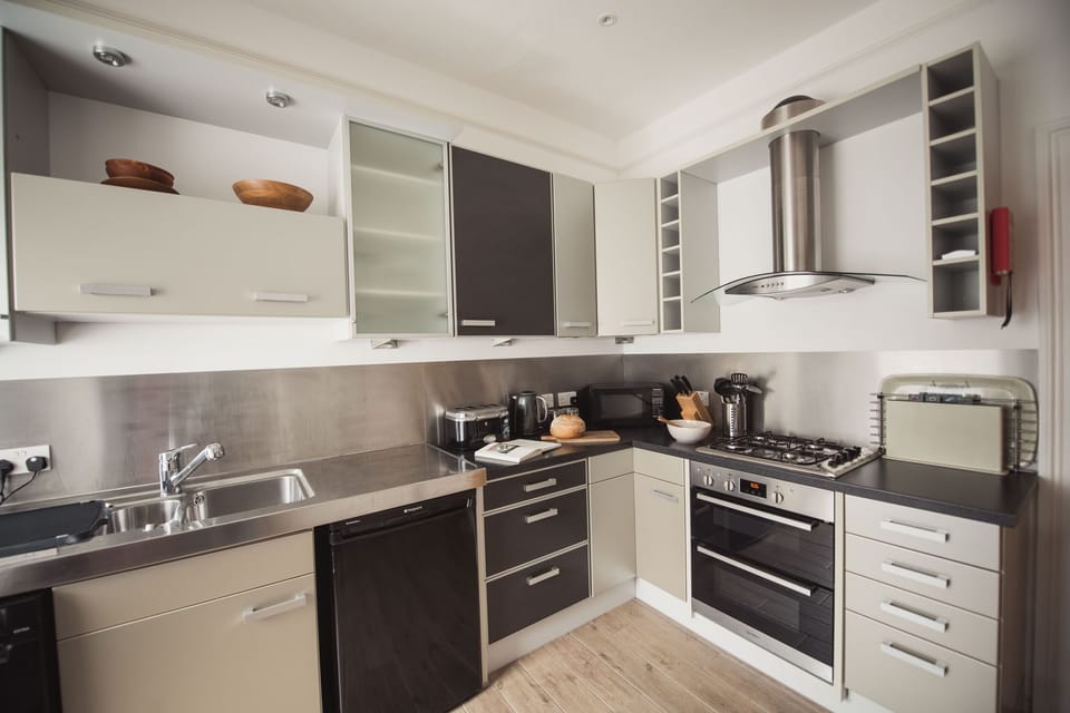 Cottage | Private kitchen | Fridge, dishwasher, cookware/dishes/utensils