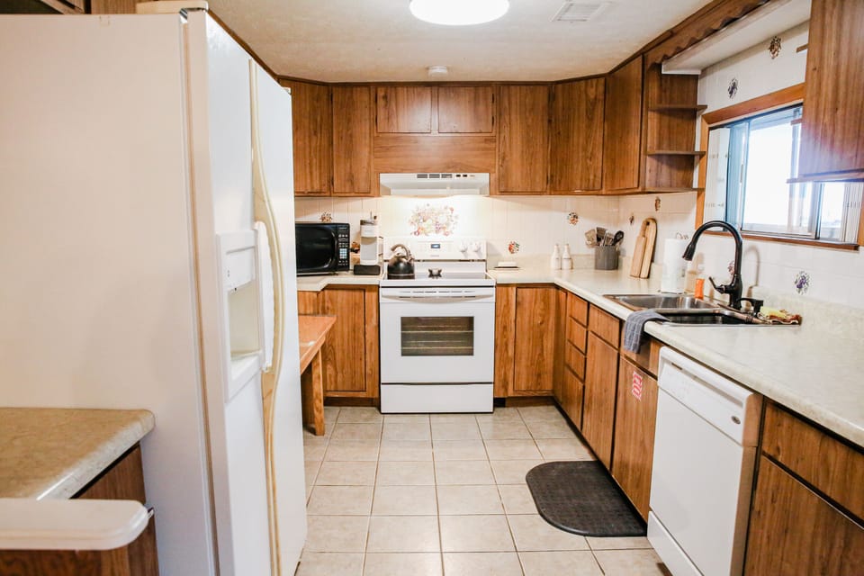 Full kitchen with all you need. 