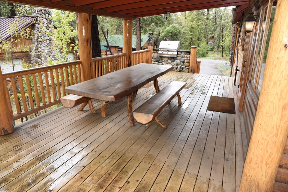 Deck with gas grill (propane provided)