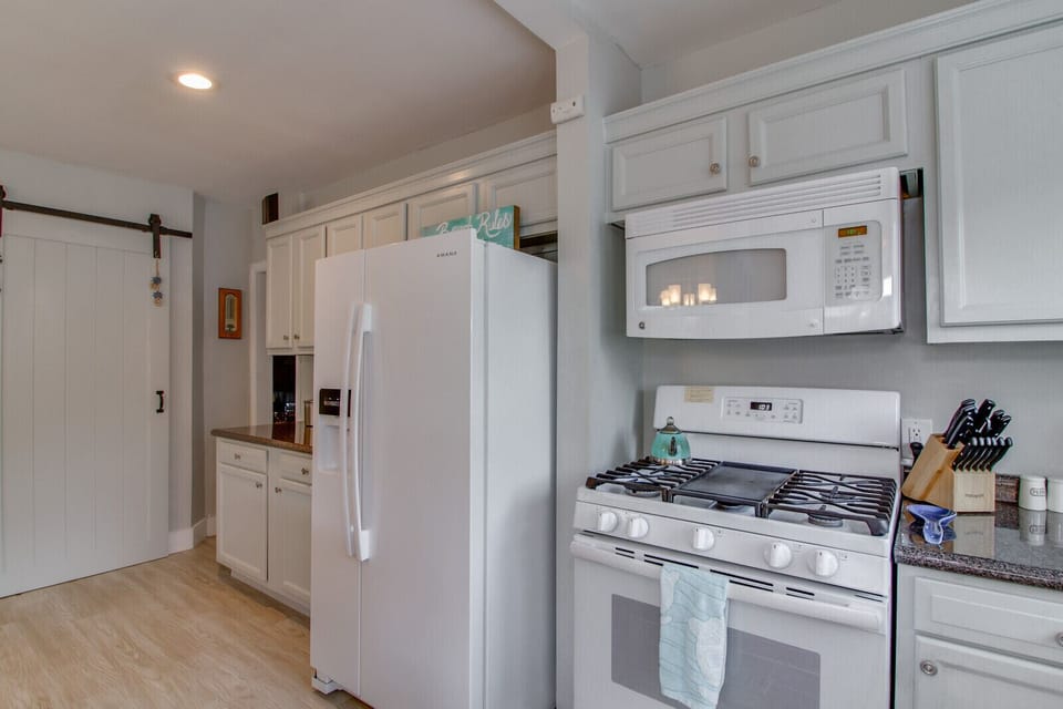 Clean & well stocked kitchen!
