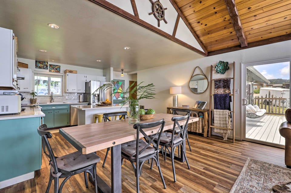 Dining Area | Dishware Provided