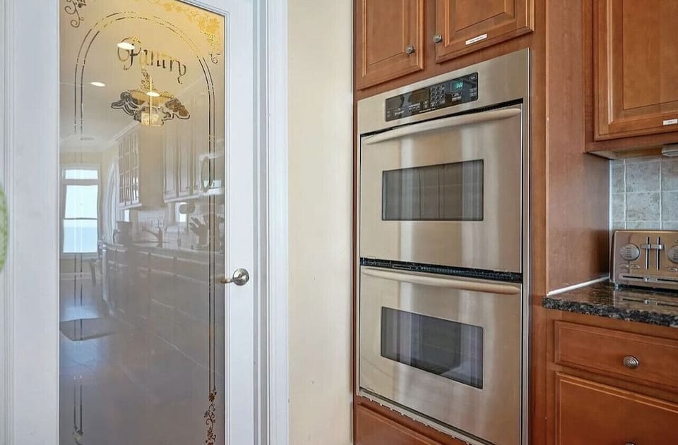 Double ovens and large walk in pantry