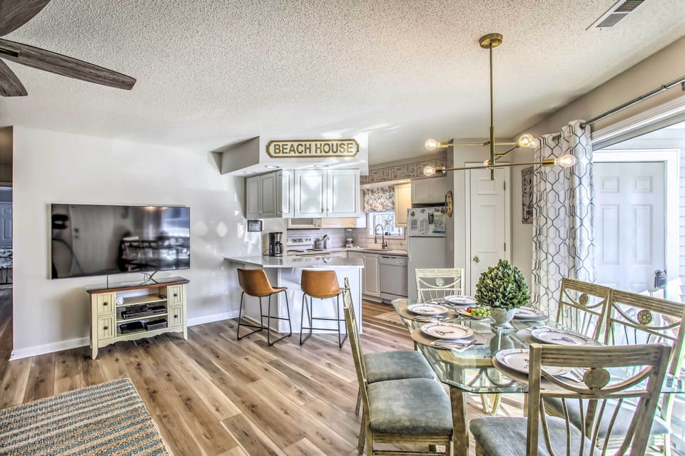 Dining Area | Dishware Provided