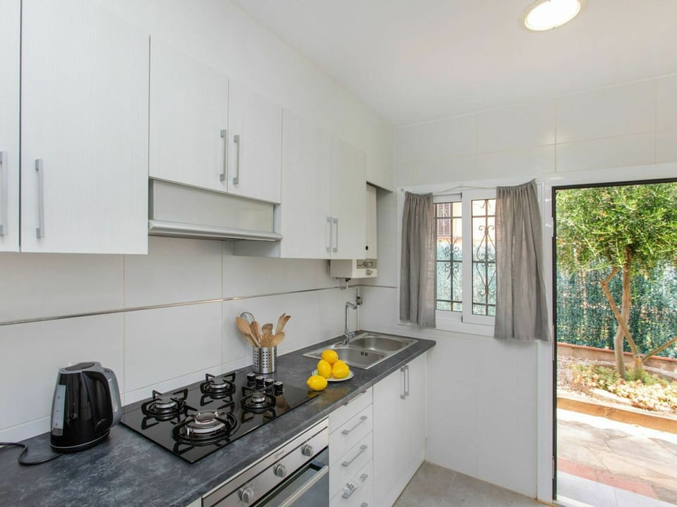 Cabinetry, Countertop, Property, Window, Kitchen Appliance, Building, Kitchen Stove, Kitchen, Cooktop, Gas Stove