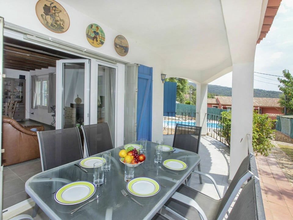 Table, Property, Couch, Plant, Furniture, Chair, Window, Tableware, Kitchen & Dining Room Table, Interior Design