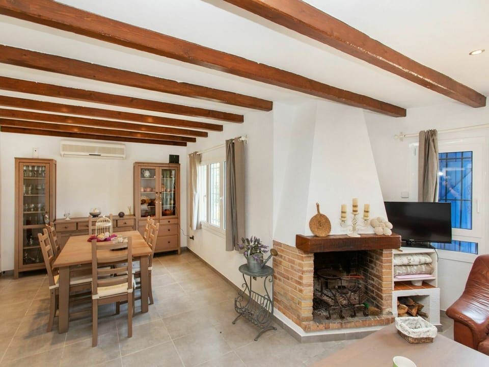 Furniture, Property, Table, Plant, Wood, Interior Design, Flooring, Floor, Picture Frame, Chair