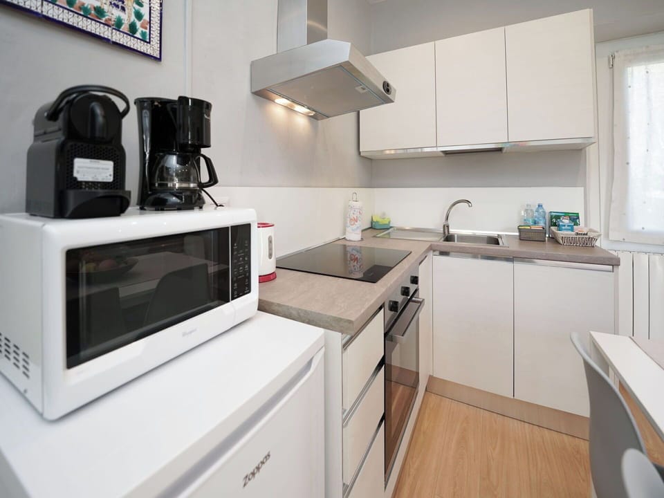 Kitchen Appliance, Kitchen, Countertop, Major Appliance, Cabinetry, Home Appliance, Furniture, Interior Design, Kitchen Stove, Small Appliance