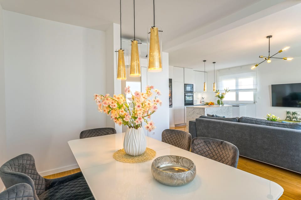 Deluxe Apartment, 3 Bedrooms, Hot Tub, Sea View | Dining room