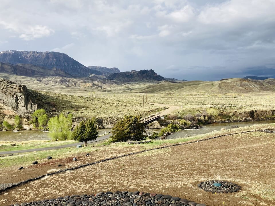 Panoramic views of the iconic Wapiti Valley