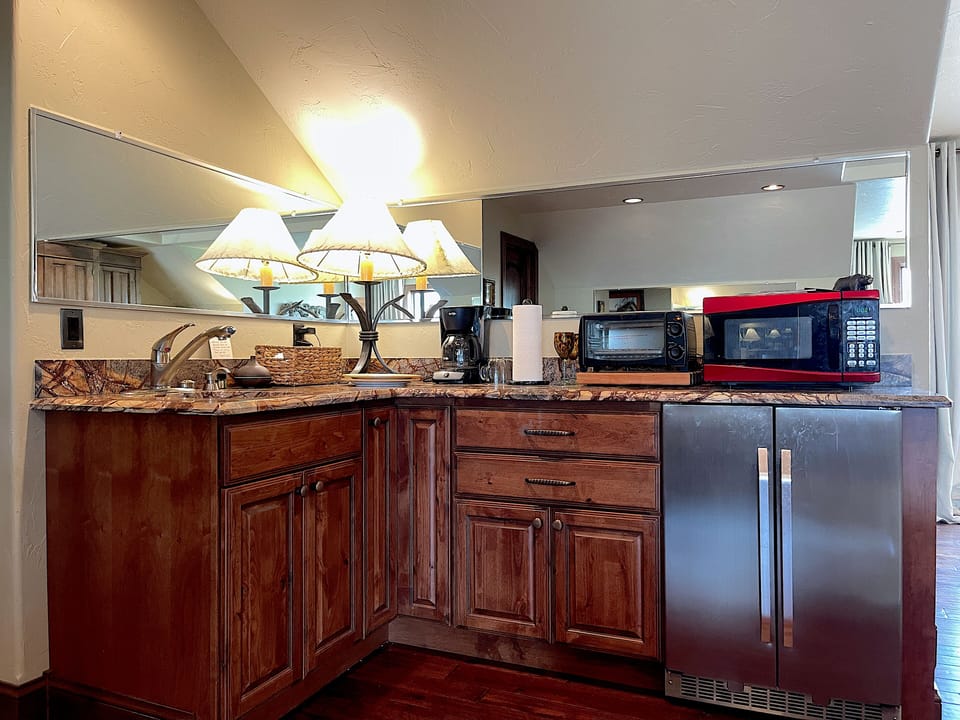 Kitchenette with all you need to easily prepare a meal or snack