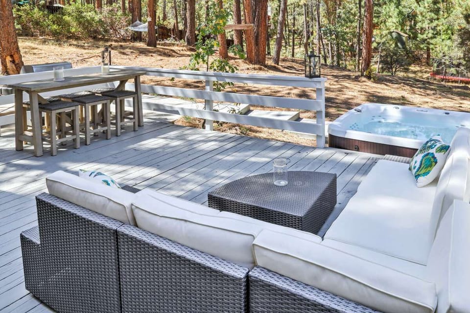 Back deck and jacuzzi