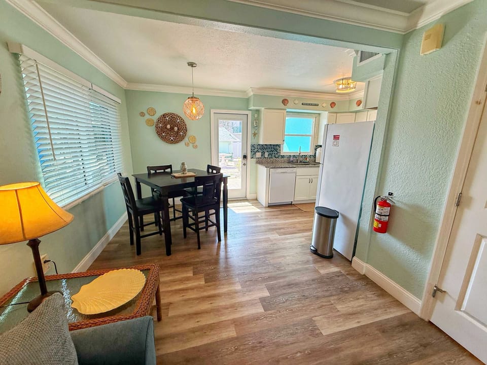Dining Area & Kitchen