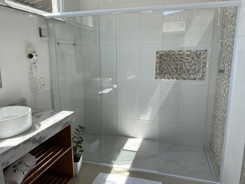 Standard Quadruple Room | Bathroom | Shower, towels