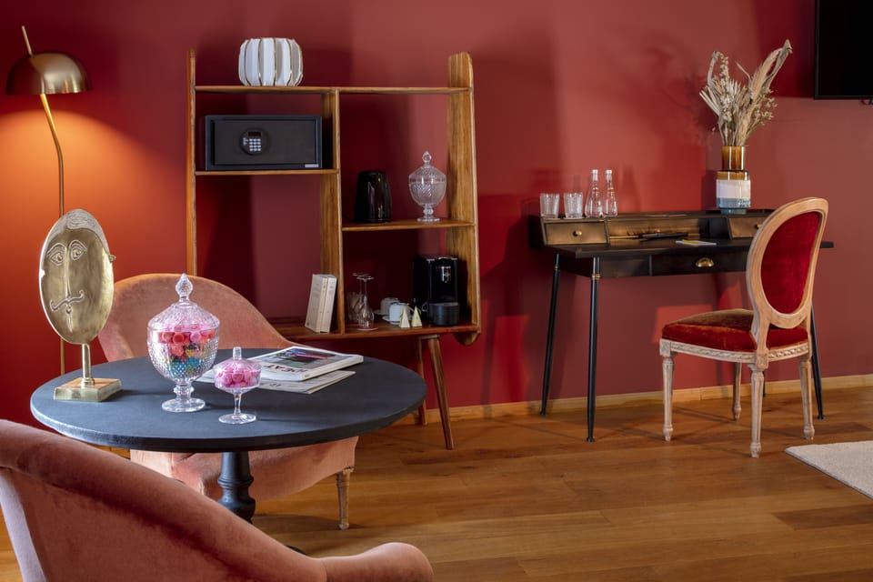 Executive Suite | Living area | 55-inch flat-screen TV with digital channels, TV, offices