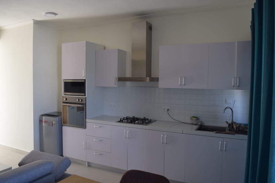 Fully equipped kitchen.