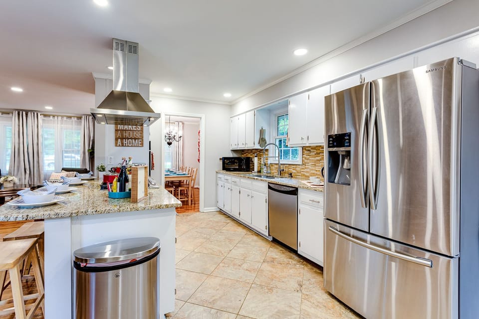 Spacious open kitchen with all the amenities!