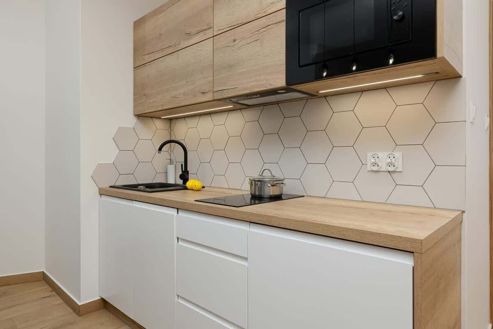 Fully equipped kitchenette with induction hob.