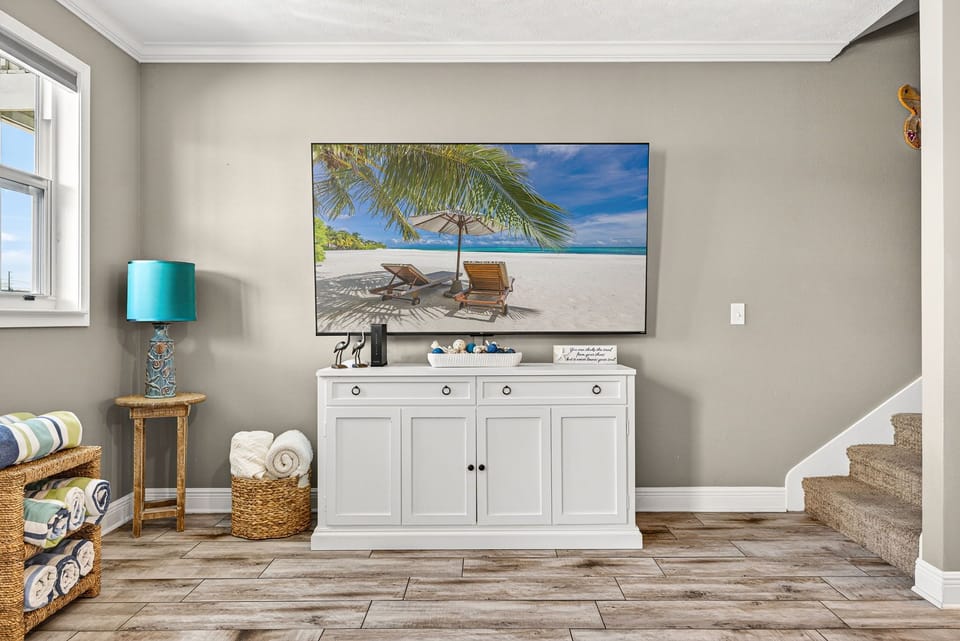 86 in smart tv...arguably the biggest in Mexico Beach! Perfect for time out of the sun or a rainy beach day!