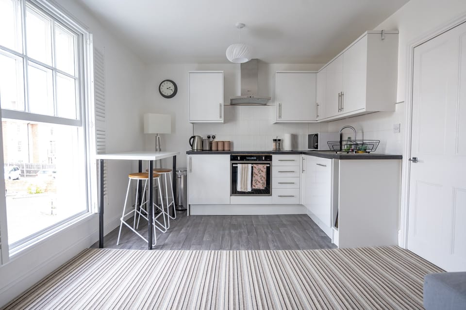 Bar table for two and a fully equipped kitchen. 