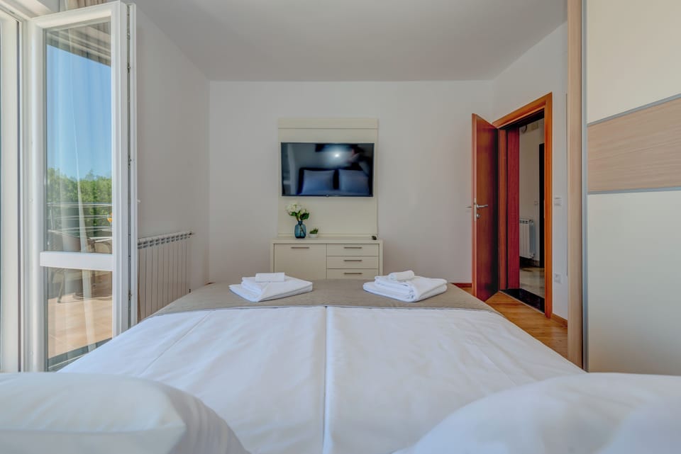 4 bedrooms, cribs/infant beds