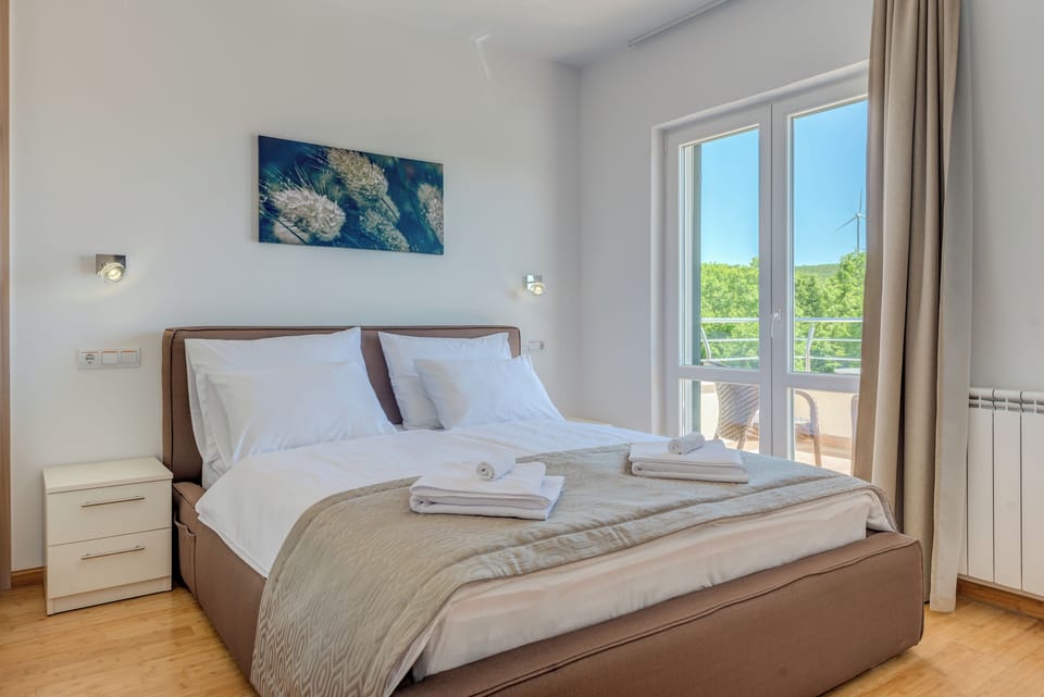 4 bedrooms, cribs/infant beds