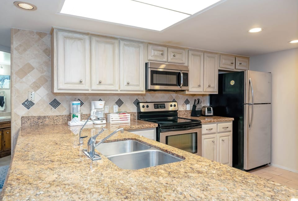 Our kitchen is perfectly equipped with full-size appliances. Stock up when you get the Island at the charming local grocery, Blue Marlin!