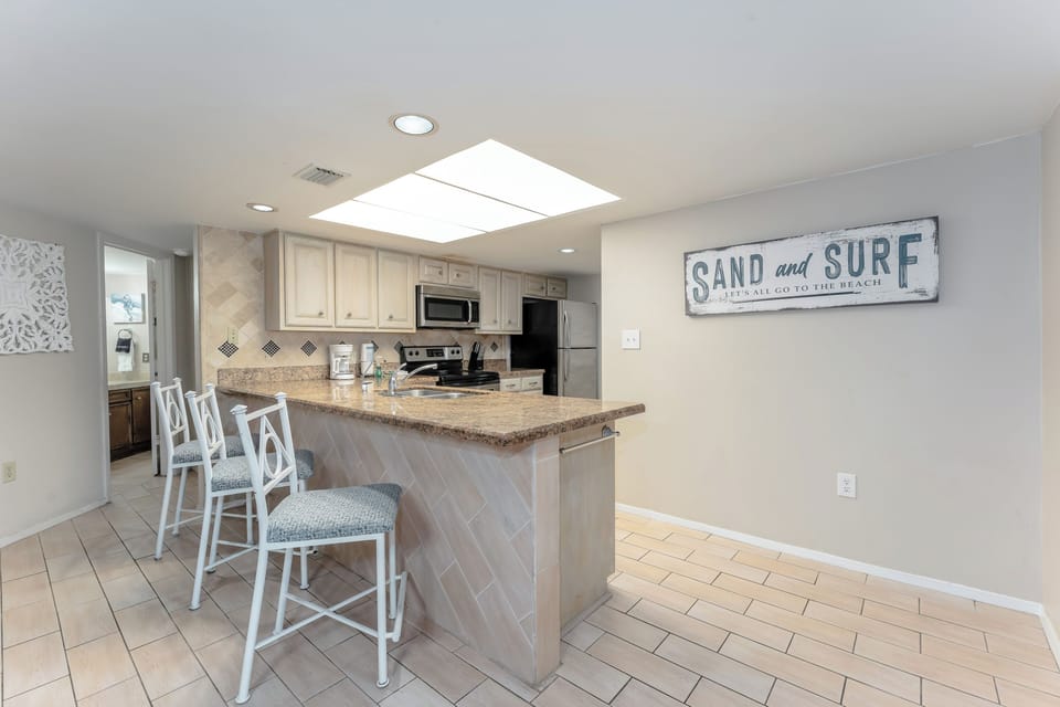 Enjoy the "Sand and Surf" at Saida Towers! This condo is perfect for families and mid-size groups. Book today!