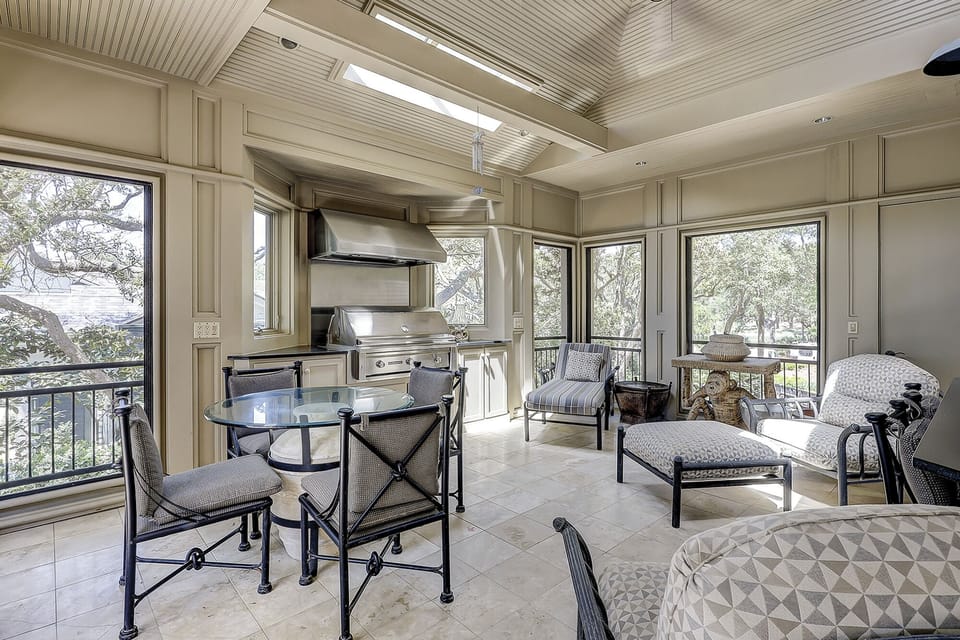 Screened Porch & Gilling Area
