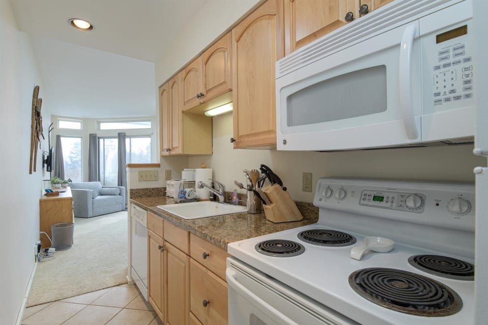 Condo, 1 Bedroom | Private kitchen | Fridge, oven, stovetop, dishwasher