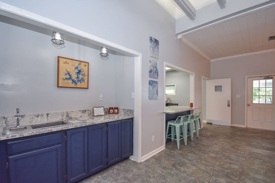 Wet bar with filtered water 