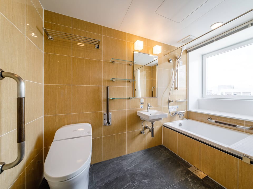 Deluxe Twin Room, Non Smoking | Bathroom | Combined shower/tub, eco-friendly toiletries, hair dryer, slippers