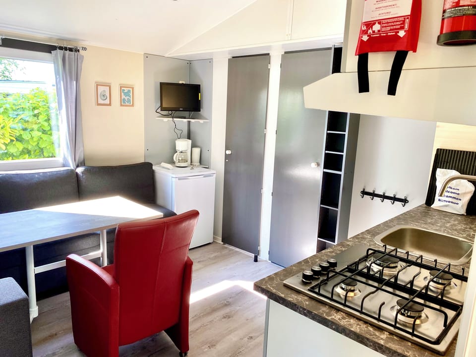 Mobile Home, 2 Bedrooms, Balcony, Garden View | Private kitchen | Fridge, stovetop, coffee/tea maker, freezer