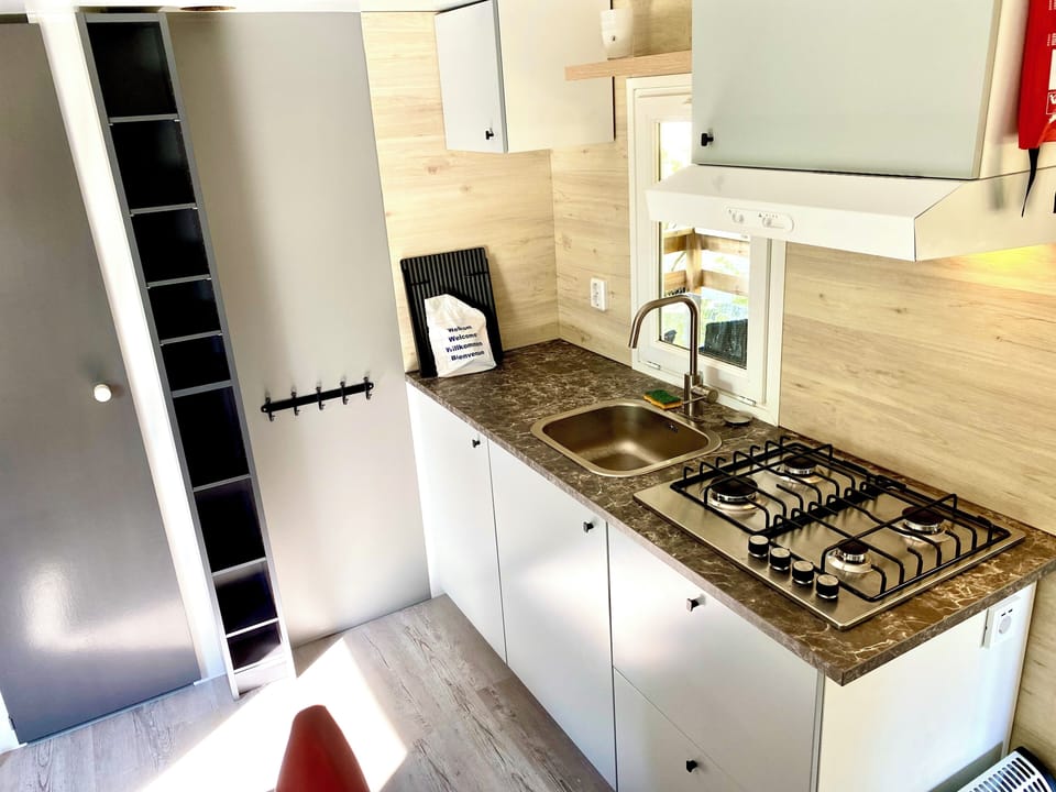 Mobile Home, 2 Bedrooms, Balcony, Garden View | Private kitchen | Fridge, stovetop, coffee/tea maker, freezer
