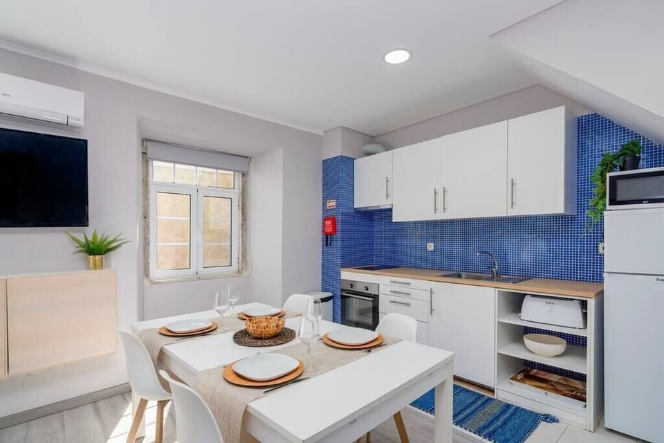 Cozinha com detalhes e sala de jantar.