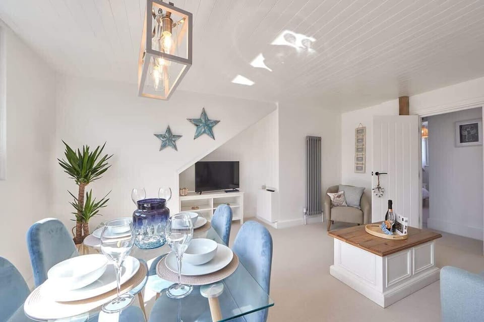 The Nest, Whitby - Host & Stay