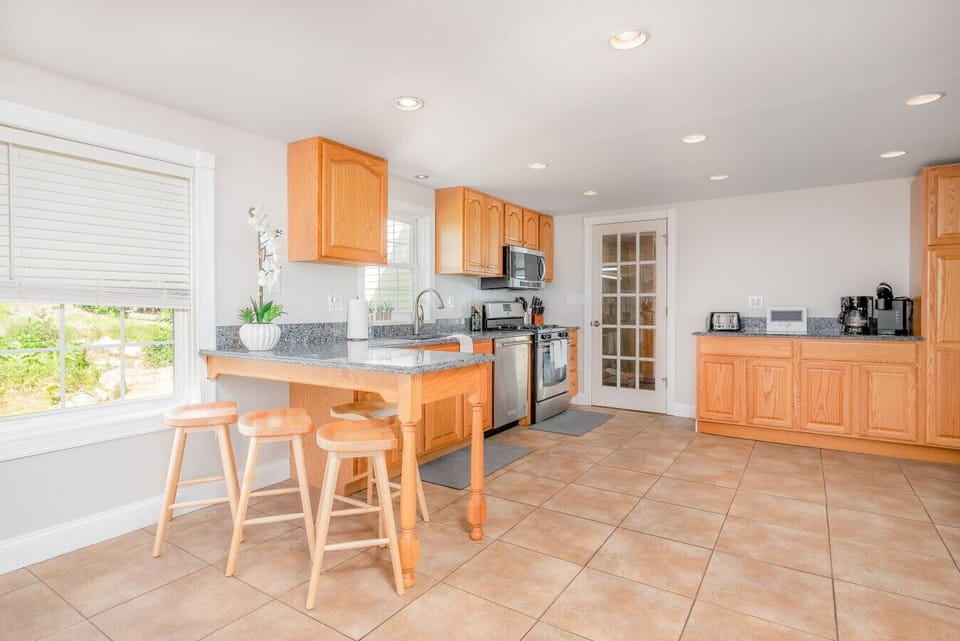 Modern appliances and thoughtful touches make meal prep a pleasure.