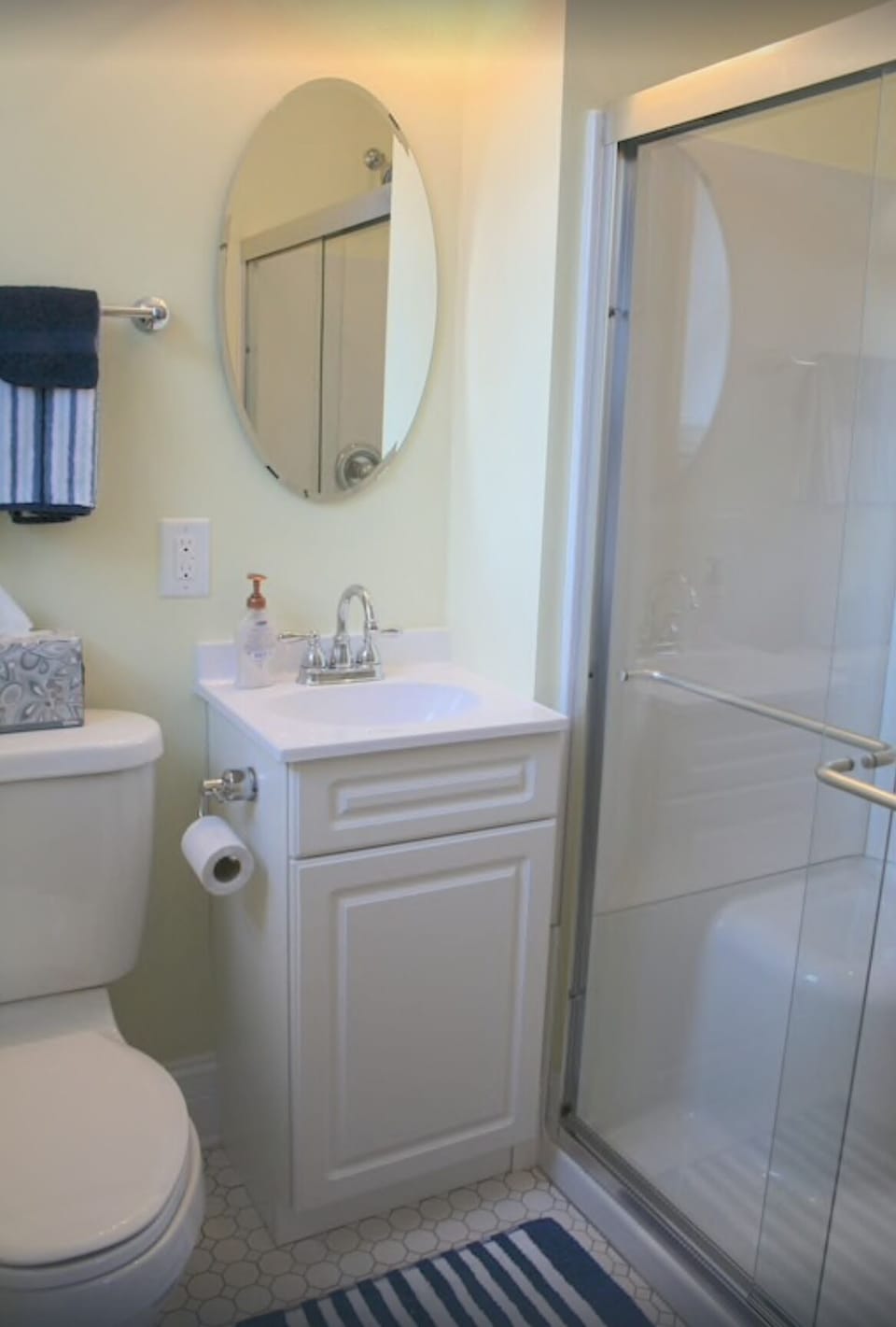 full bath off of bedroom #1