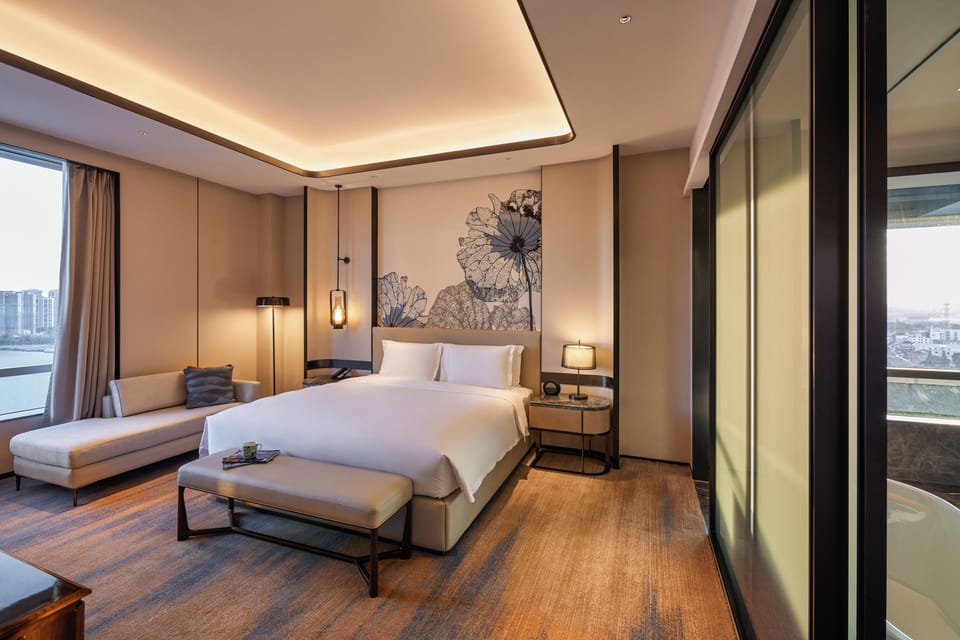 Deluxe Suite, 1 King Bed, City View (Lounge Access) | Down comforters, minibar, in-room safe, individually decorated
