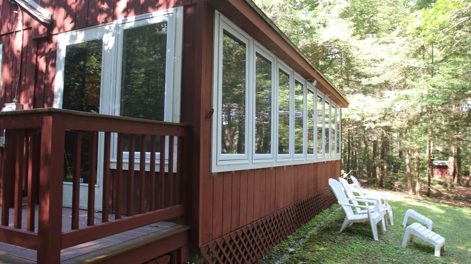 Porch across front of cottage  w queen size pull out bed and regular couch