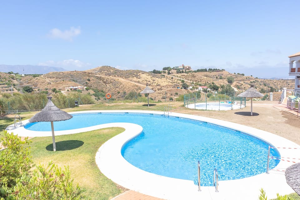 Community with 5 lovely pools