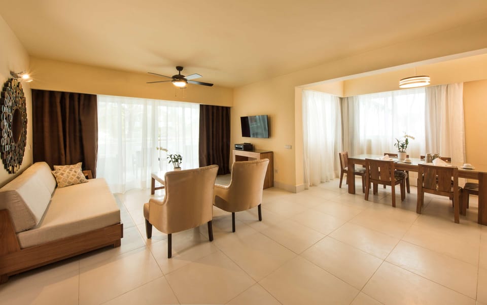 Suite (Royal Level) | Down comforters, in-room safe, individually decorated