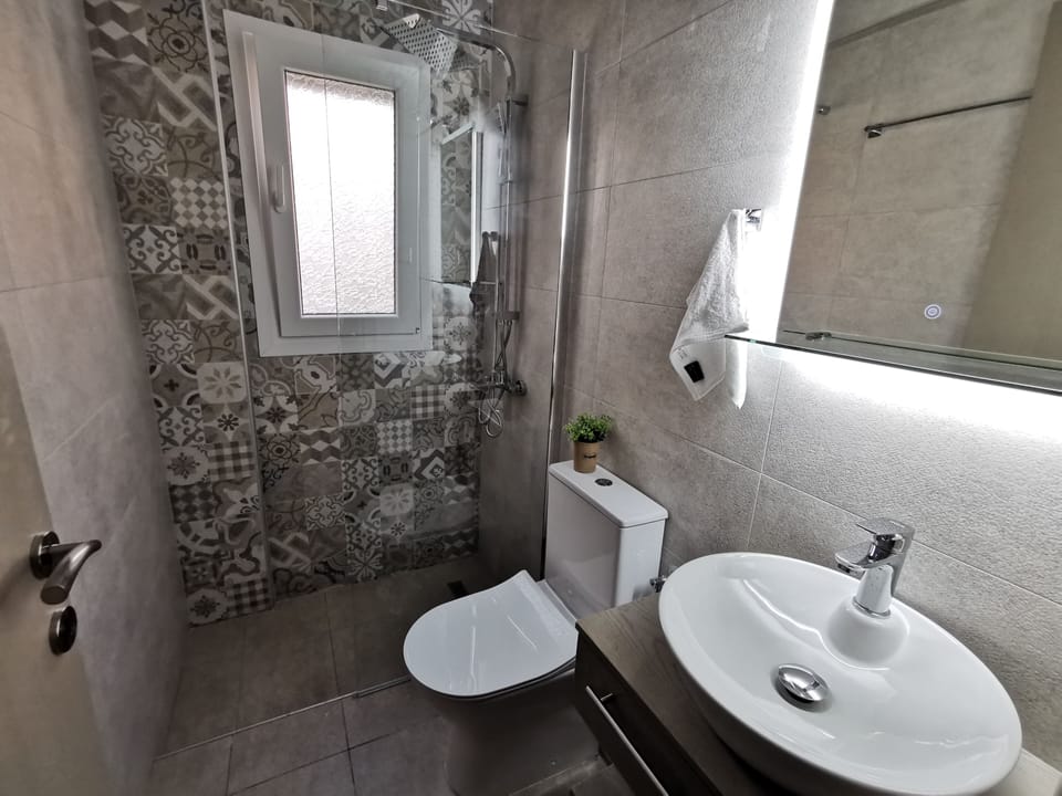 Romantic Apartment | Bathroom | Shower, hair dryer